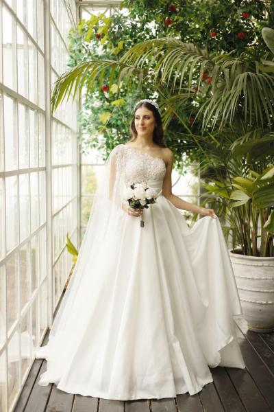 Pelerinli Tek Kol Detaylı Zarif Dantel Dizaynlı Saten Gelinlik